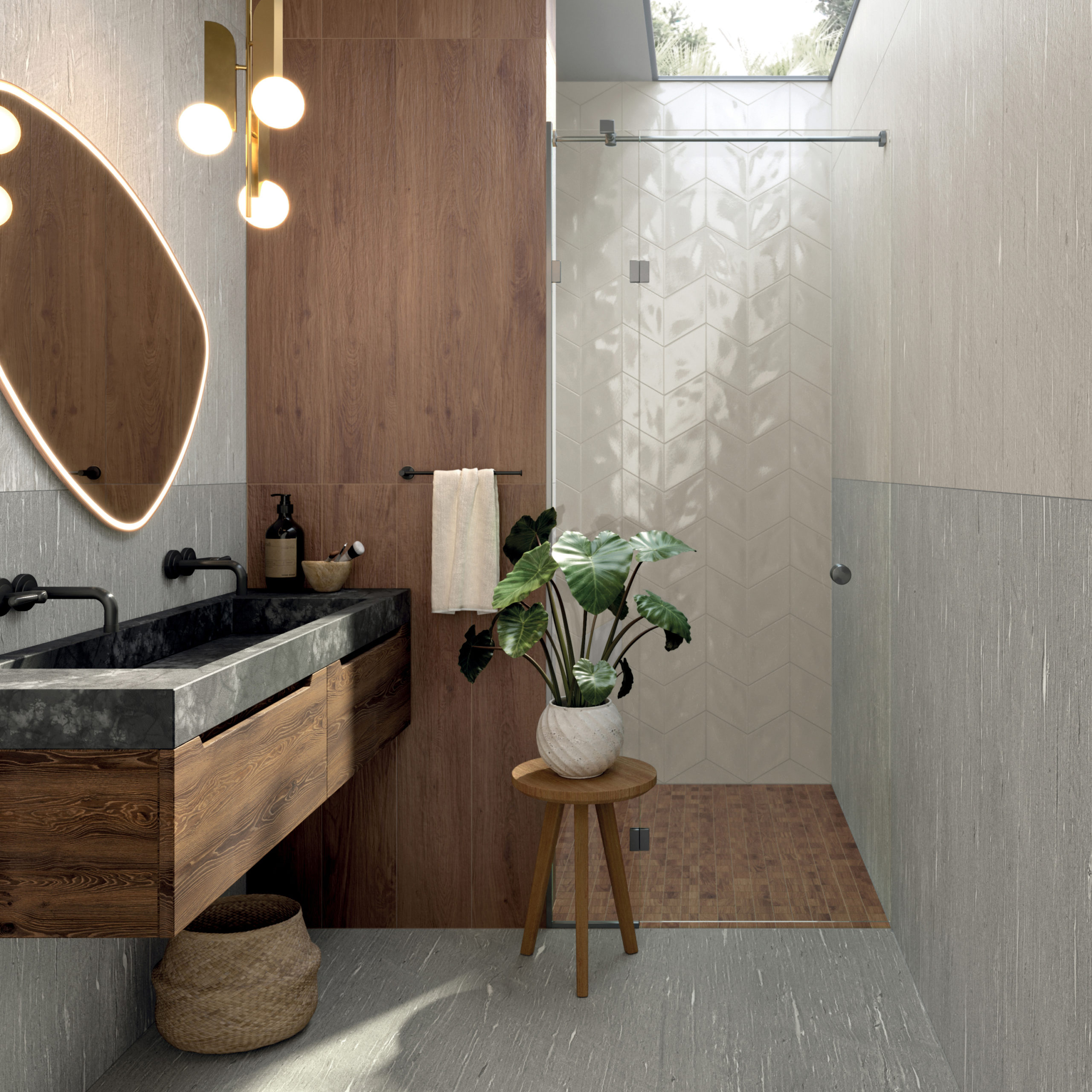 Moderní koupelna s atypickým zrcadlem a obklady v imitaci dřeva