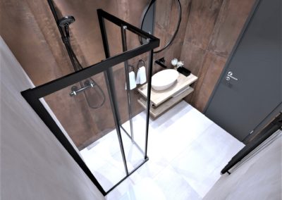 3D návrh malé koupelny Oheň - koupelnové obklady a dlažba Interno 9 v imitaci kovu